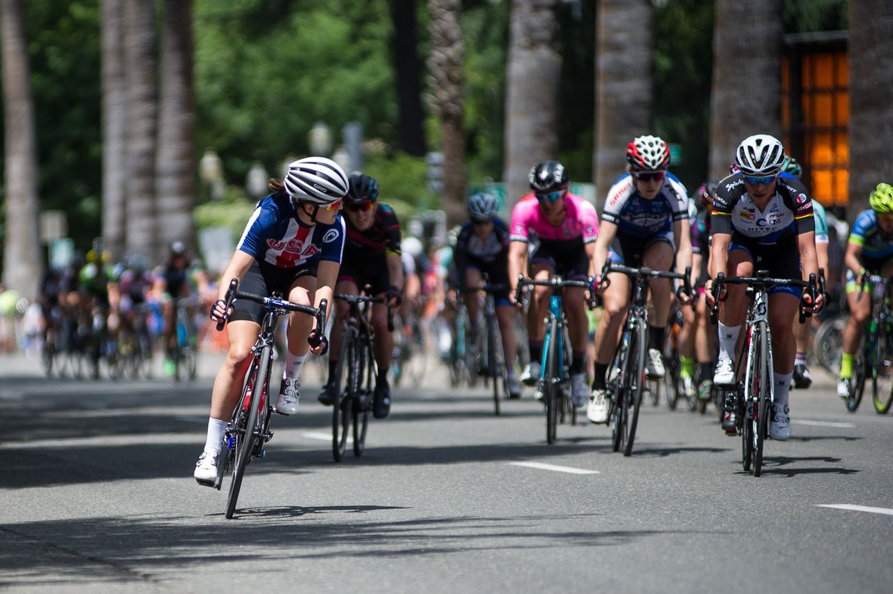 Ruth Winder (USA) covers a move off the front