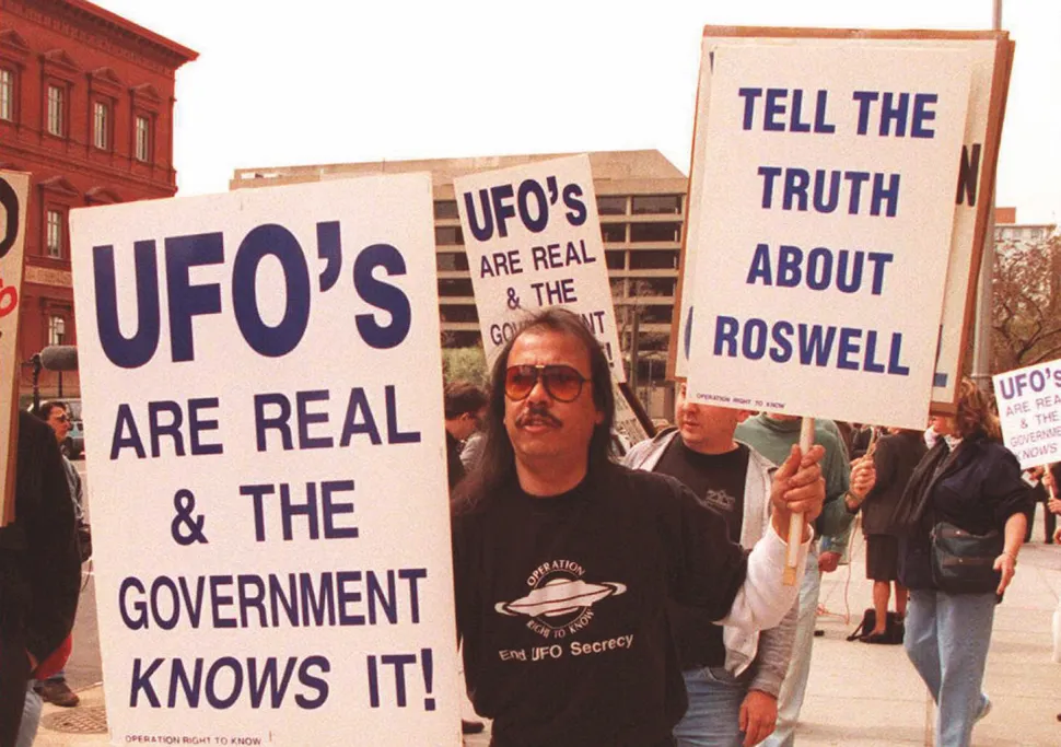 Roswell UFO kazası: 'Uçan daire' olayının arkasındaki gerçek nedir? işareti olan adam