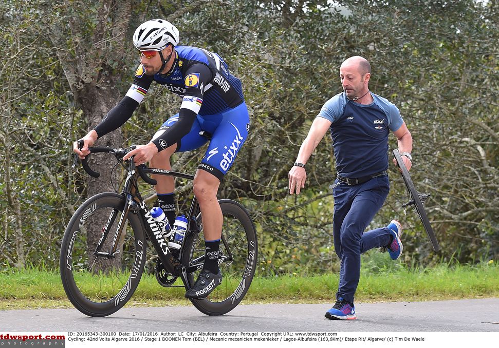 A mechanic pushes Boonen away during the 2016 Volta ao Algarve