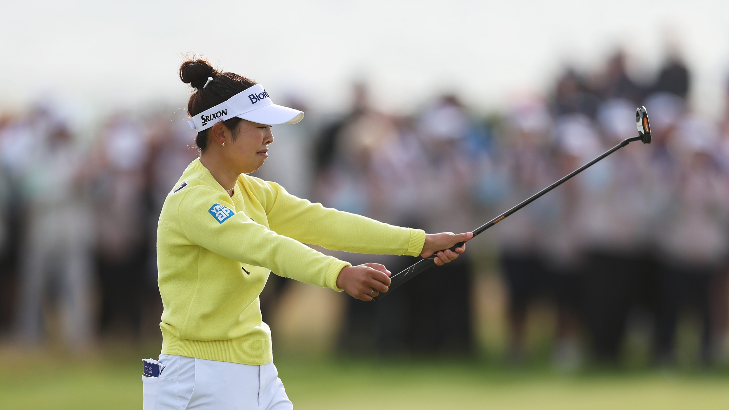 Miyu Yamashita begins to punch the air with both arms out in front of her after winning the 2025 AIG Women's Open