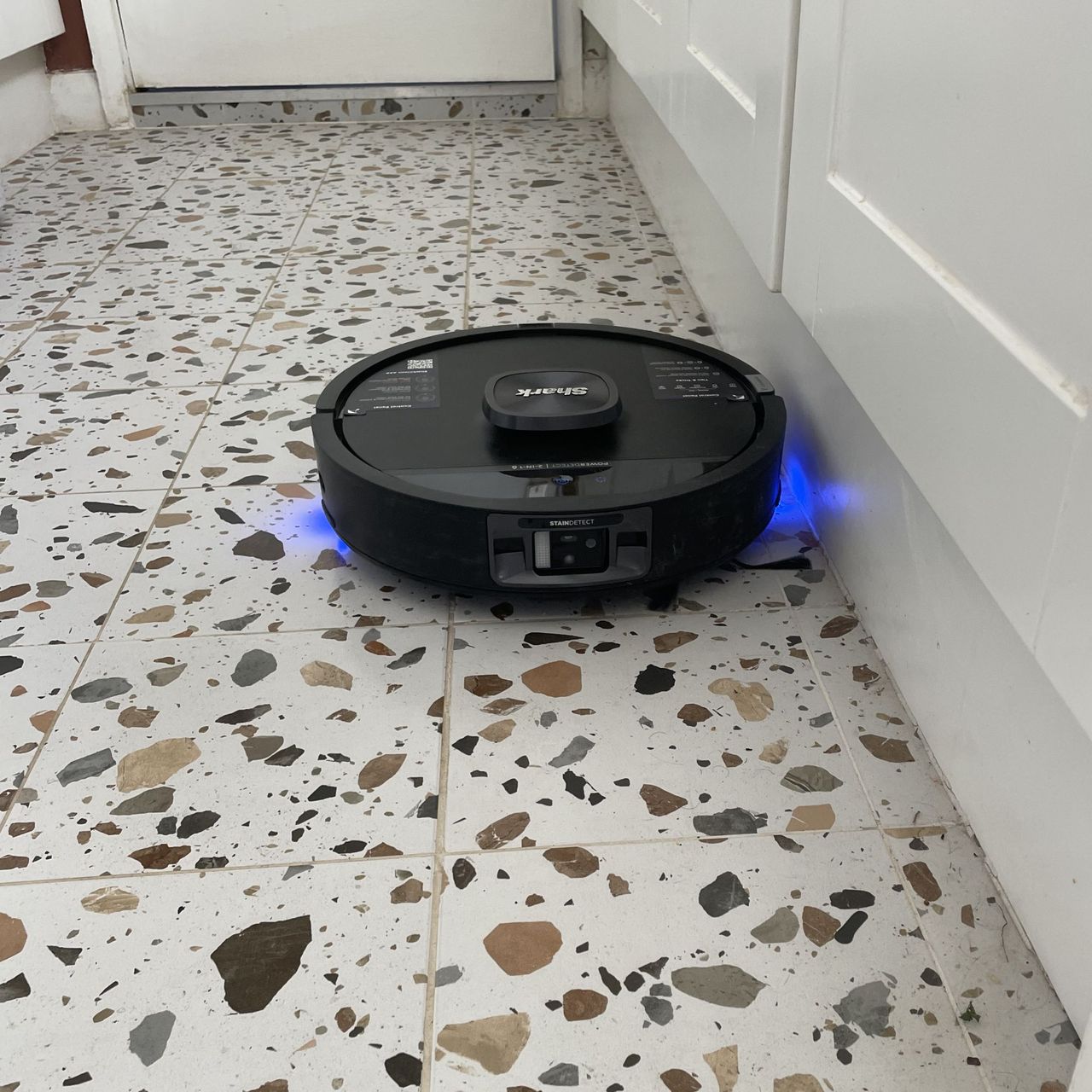 Shark PowerDetect UV Reveal 2-in-1 Vac &amp; Mop Robot Vacuum RV3000XEUK cleaning terrazzo tiled kitchen floor