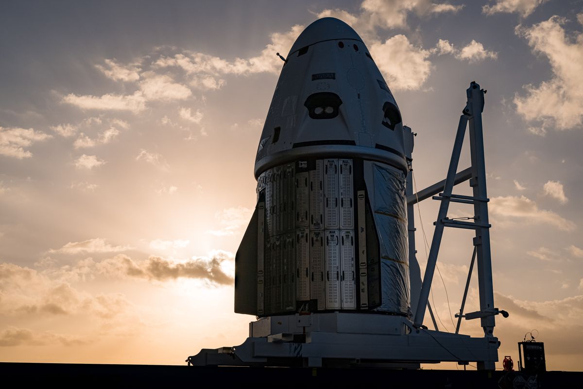 SpaceX Dragon kommt am Startplatz an, um Crew-6-Astronauten zu starten