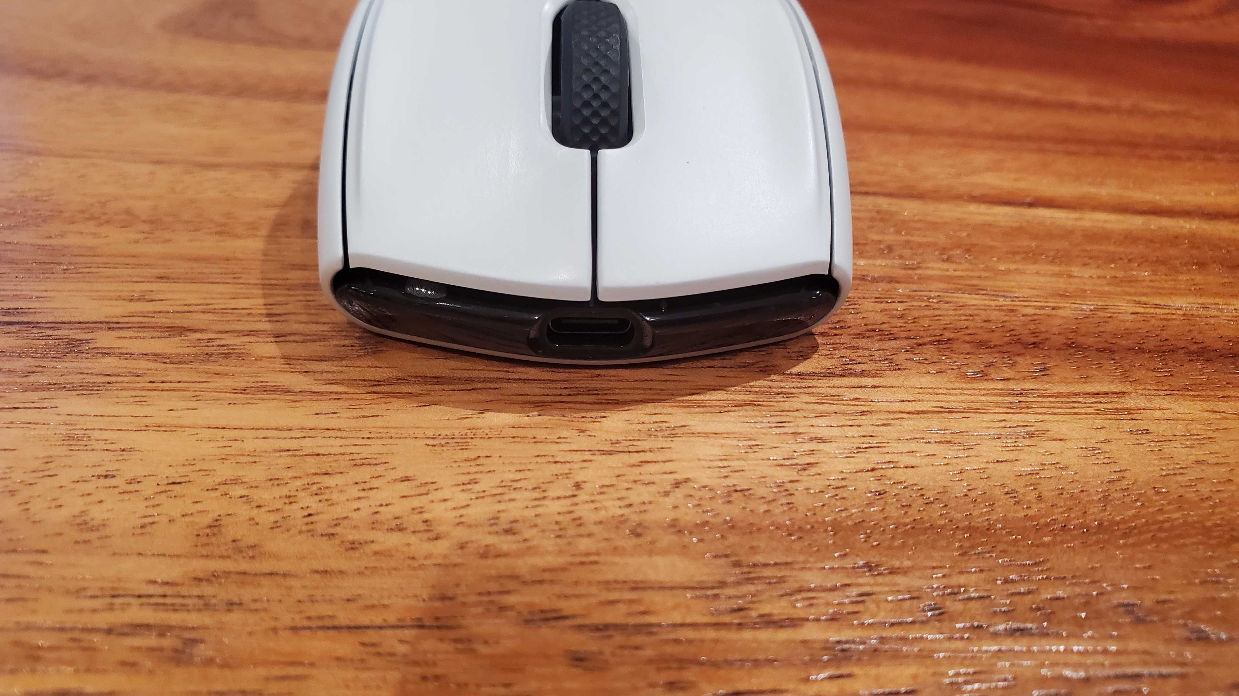 closeup frente do mouse de jogo branco