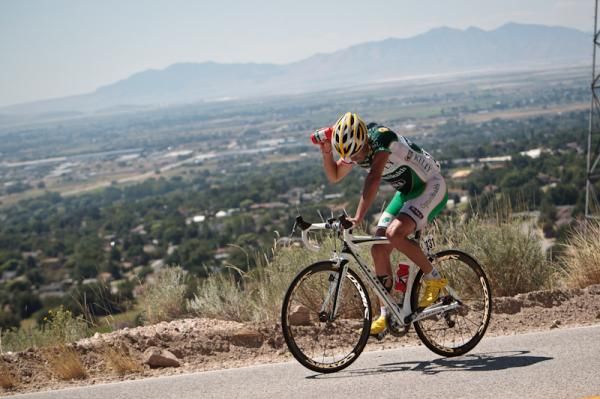 Jesse Anthony (Kelly Benefit Strategies-OptumHealth) tries to cool off as he chases.