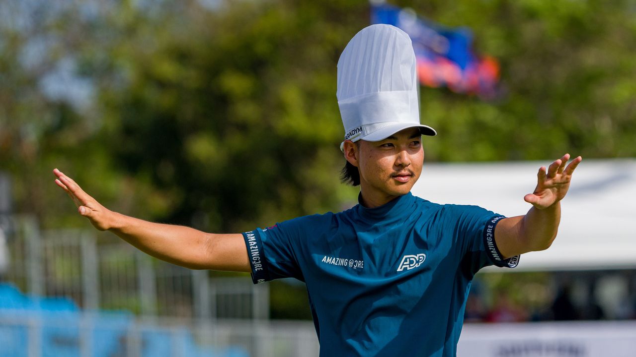 Min Woo Lee wears a chef&#039;s hat while addressing the crowd on the 17th green at the 2023 Australian PGA Championship