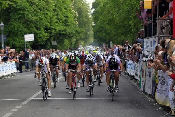 World champion Giorgia Bronzini (Colavita Forno d'Asolo), left, won a tight sprint against Alona Andruk (Diadora - Pasta Zara), right, and Italian champion Monia Baccaille (SC MCipollini Giordana), second left.