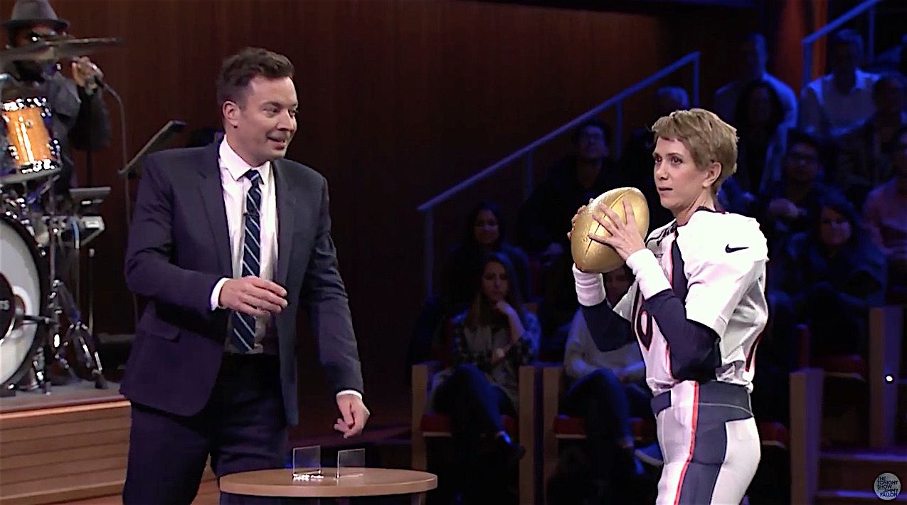 Kriten Wiig impersonates Peyton Manning