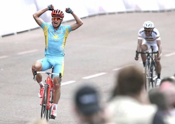 Alexandre Vinokourov (Kazakhstan) wins the Olympic road race.