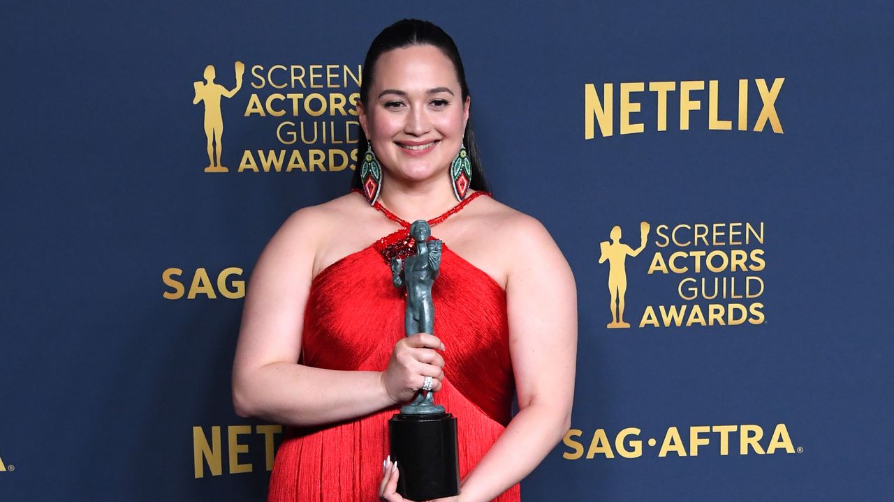 Lily Gladstone poses at the 30th Annual Screen Actors Guild Awards.