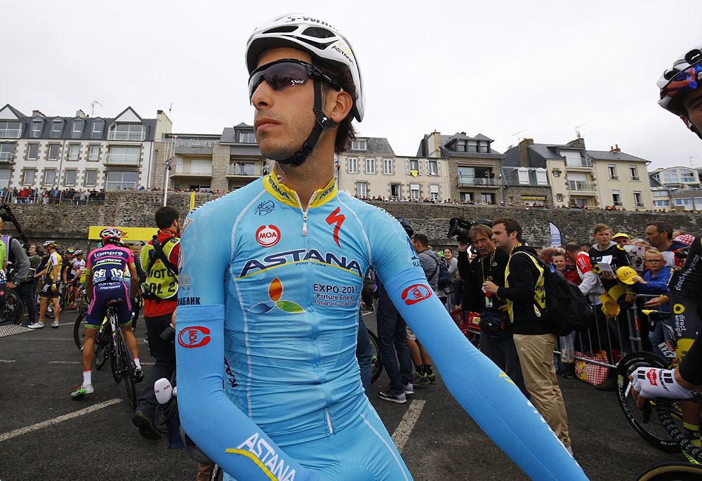 Fabio Aru waits at the start of stage 3