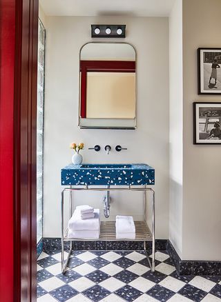 The Siren Hotel wash basin with mirror — Detroit, USA