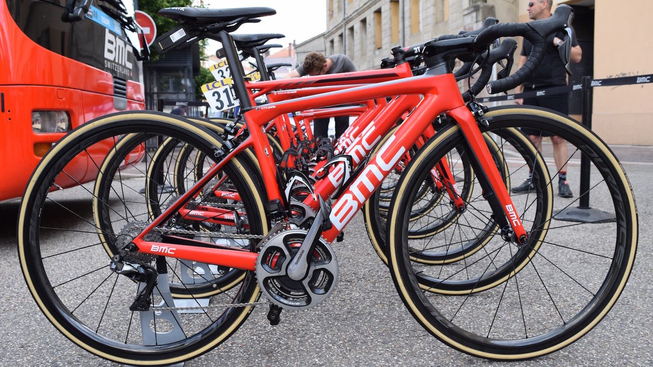 Colour coordinated Elite Cannibal bottle cages for 'El Bala'