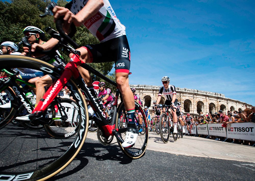 The peloton rolls out for the start of stage 2 at the Vuelta