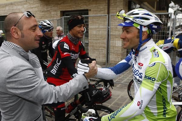 Paolo Bettini wishes Ivan Basso (Liquigas - Cannondale) good luck