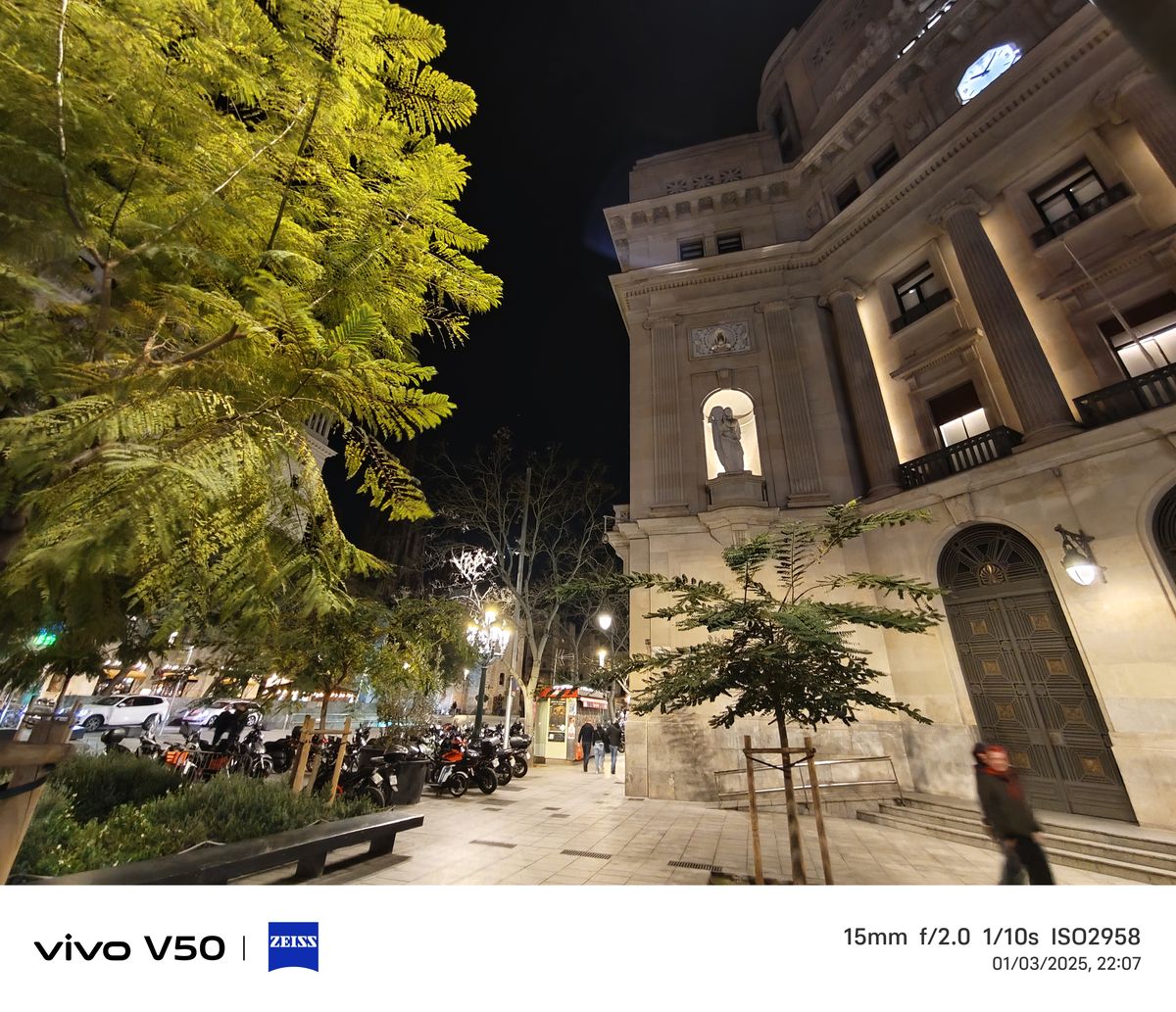 A photo taken on the Vivo V50 at night