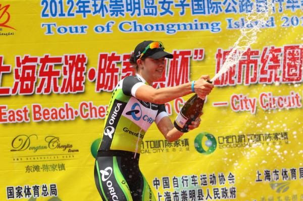 Melissa Hoskins (GreenEdge-AIS) celebrates her victory