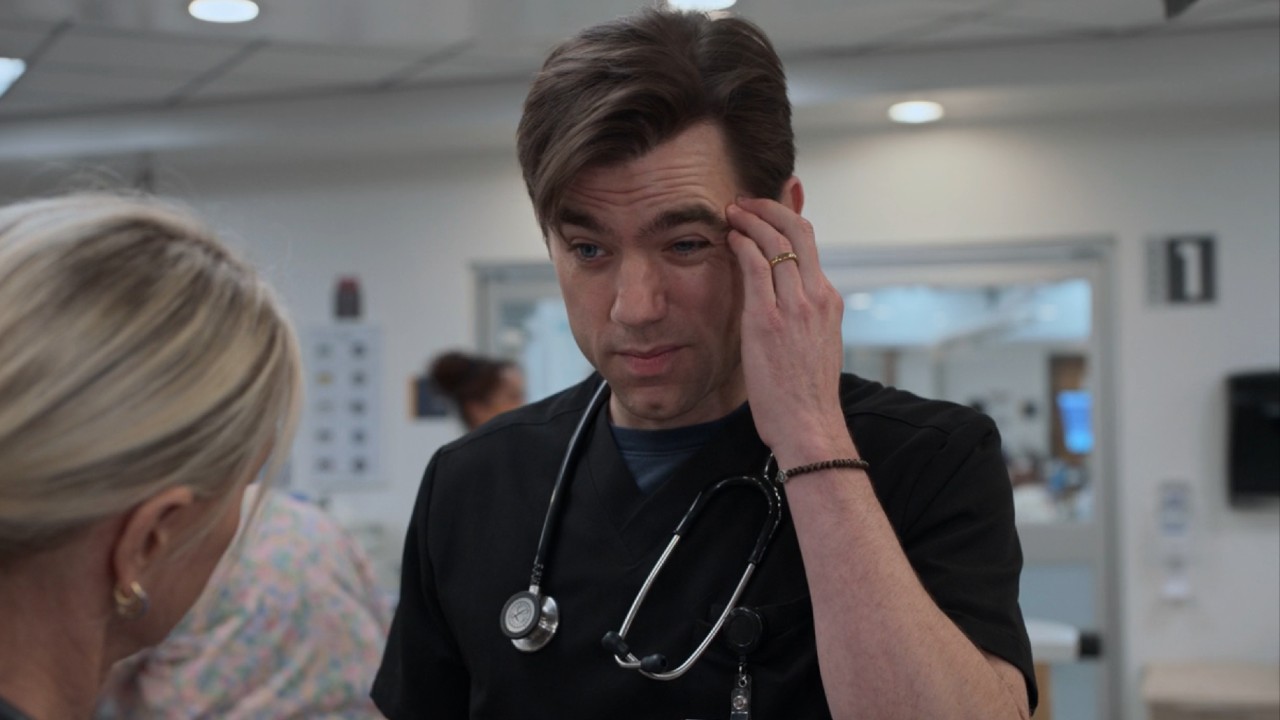 Langdon wreef met zijn linkerhand over zijn gezicht, terwijl hij een gouden ring aan zijn ringvinger had.