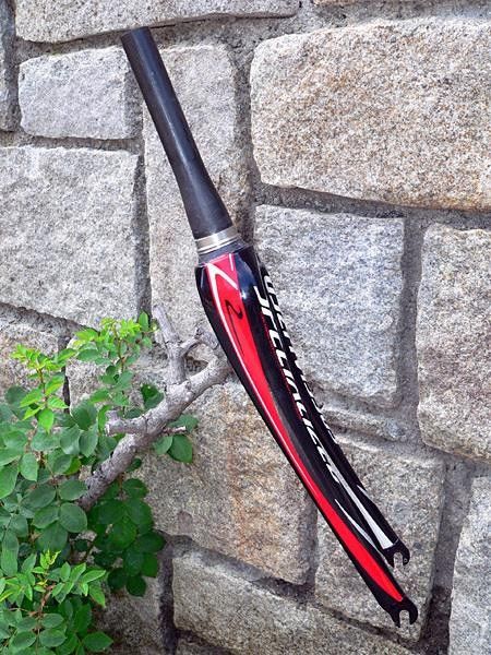 The larger diameter lower steerer tube on the new SL2 fork allows for straighter carbon fibers.