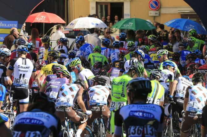 The peloton on the start line in Bucchianico for stage 6 at Tirreno-Adriatico