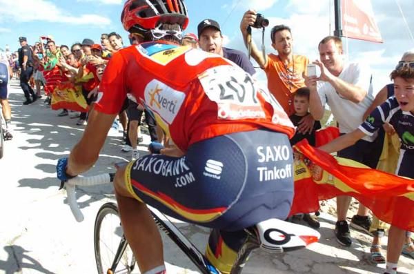 Alberto Contador (Saxo Bank-Tinkoff Bank) stuggled but held on to red.