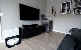 En roborock i ett vardagsrum med soffa och TV
