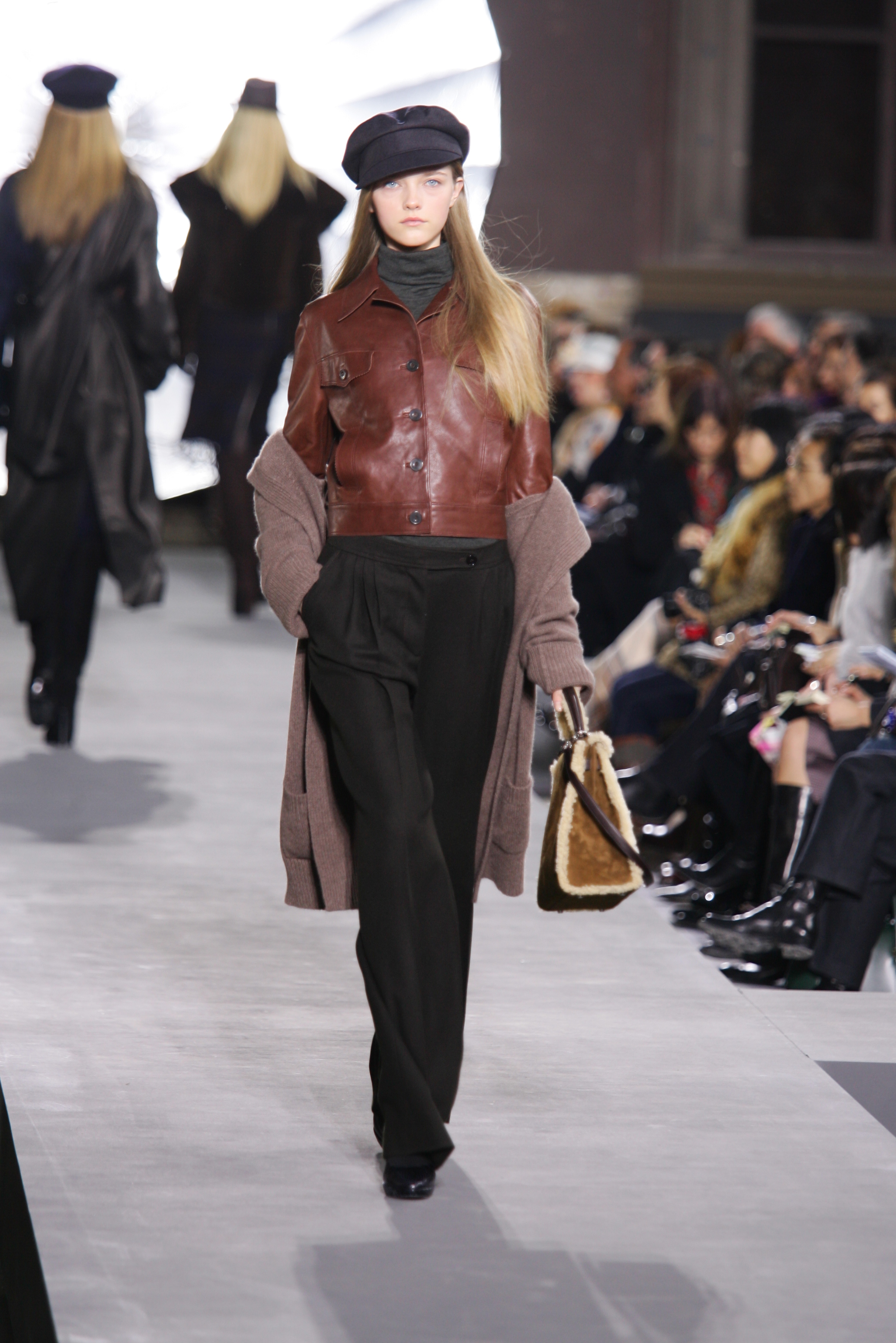 Victoria Beckham's Herm&amp;egrave;s Kelly Fall 2005 bag on the runway