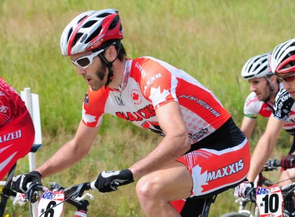 Geoff Kabush (Team Maxxis-Rocky Mountain) keeping an eye on his rivals