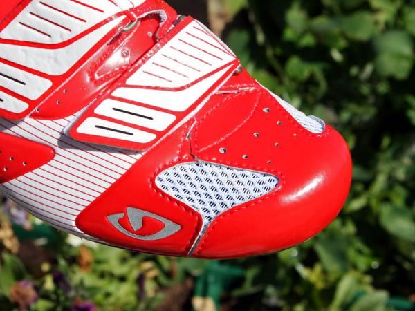 The open mesh toe in the Factor noticeably lets a lot of cooling air through - sometimes too much, depending on the ambient temperature!
