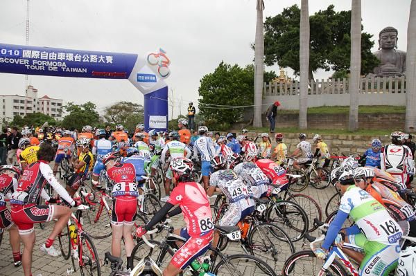 Riders await the start of stage 3