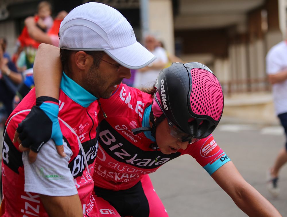 A Bizkaia-Durango carer holds Lierni Lekouna as she struggles not to faint after finishing the race. He was the second best U23 rider today