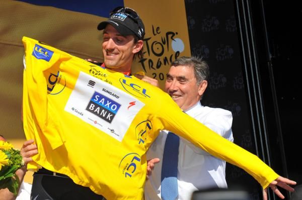 Eddy Merckx assists Fabian Cancellara with his yellow jersey.