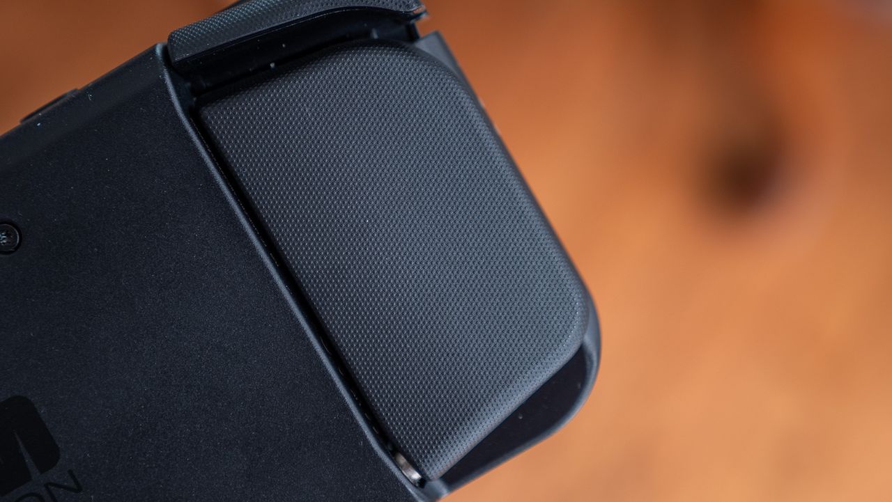 Taking a look at the Ohsnap Mcon's buttons, grips, and ports up close