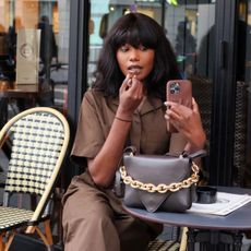 @andi_mun contouring her lips