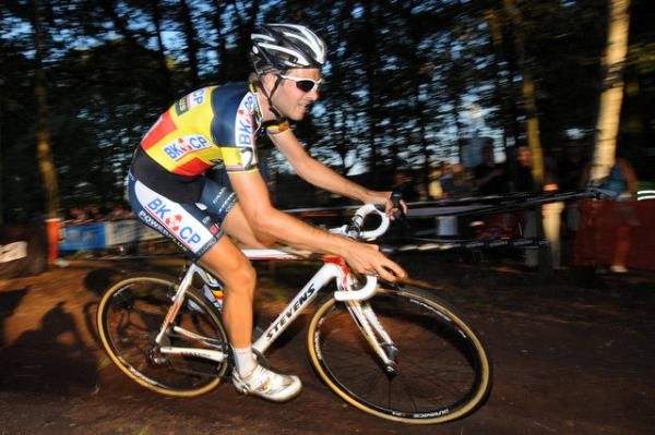 Niels Albert (BKCP Powerplus) took a slow start, but threaded his way through the field, taking the lead with two laps to go
