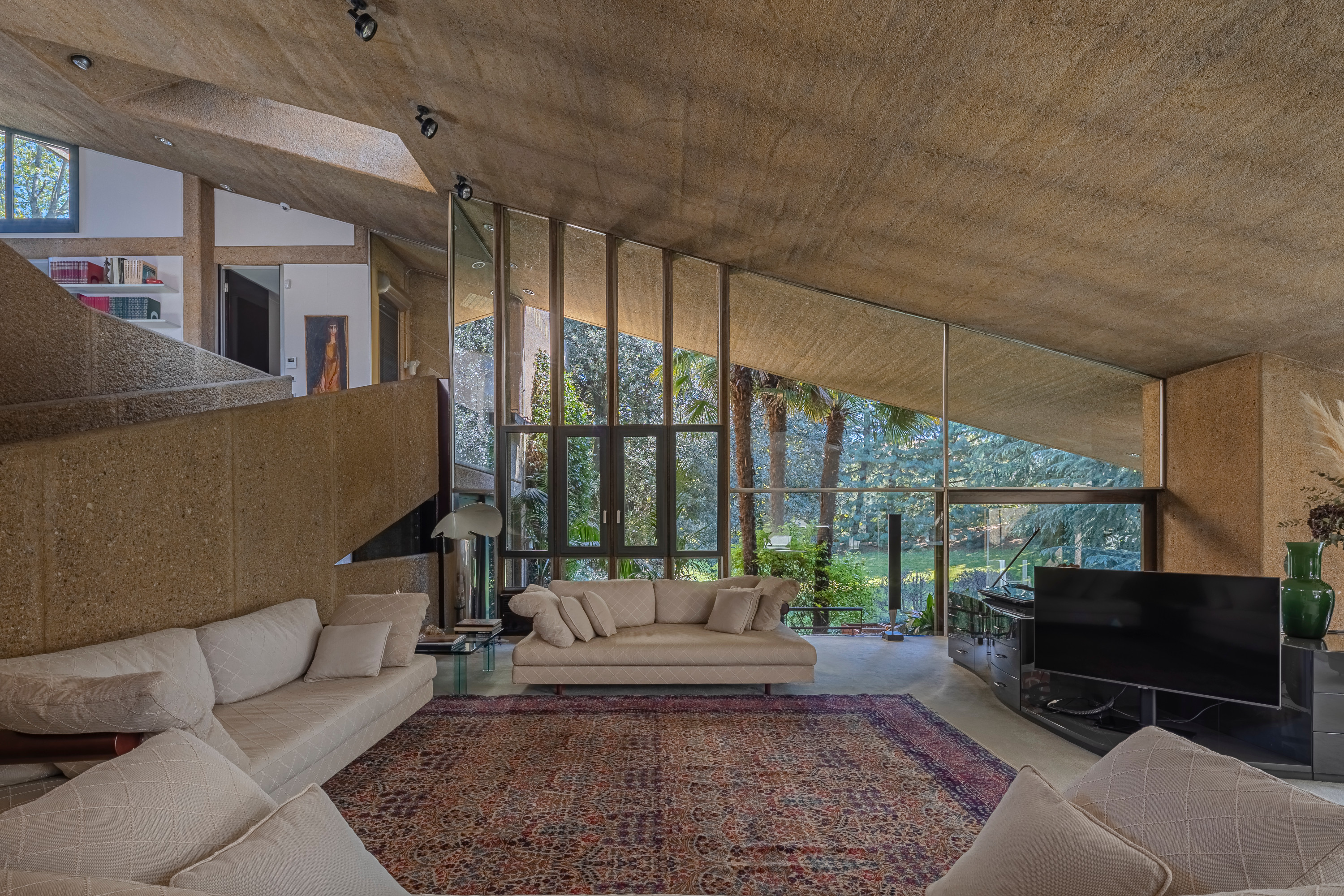 A 1970s Castiglioni brutalist villa lists north of Milan, figure 3