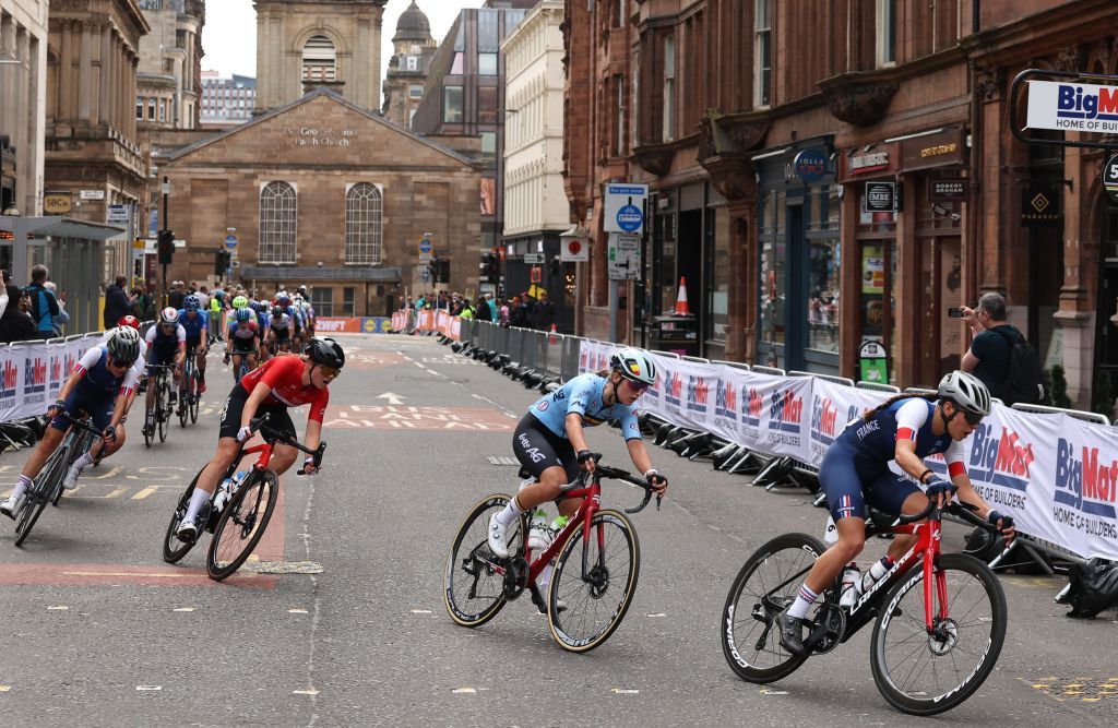 The women&#039;s peloton make their way around the twisting Glasgow city circuit at the 2023 UCI Road World Championships