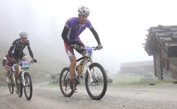 Uwe Hochenwarter (Muskelkater Genesis team) leads