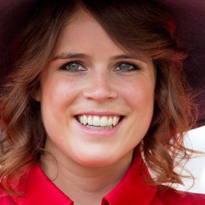 Hair, Face, Facial expression, Lip, Smile, Chin, Eyebrow, Skin, Hairstyle, Beauty,