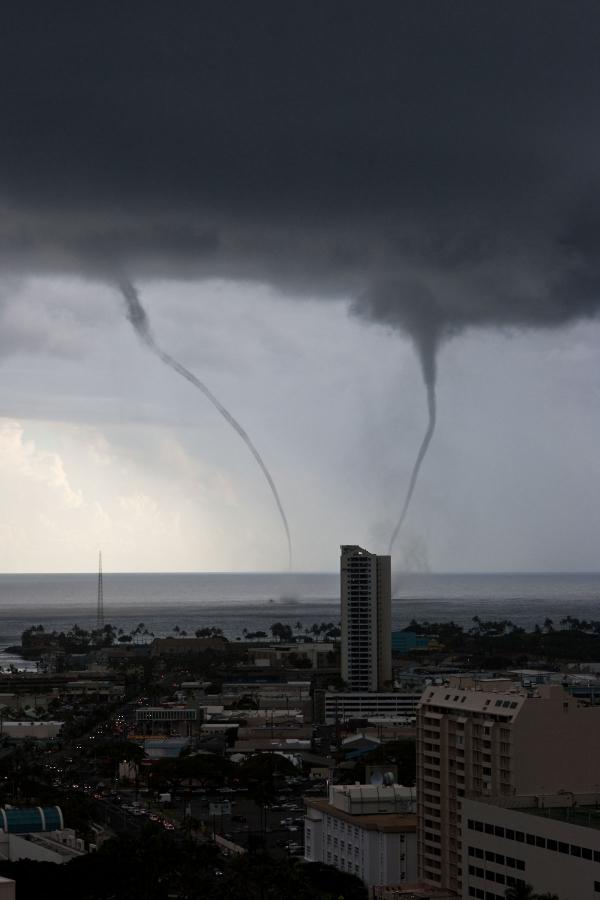 hawaii-waterspout-little1-110504-02