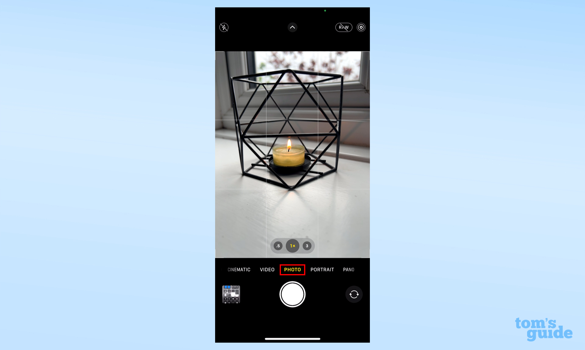Una captura de pantalla de l'aplicació de càmera de l'iPhone amb una espelma al visor