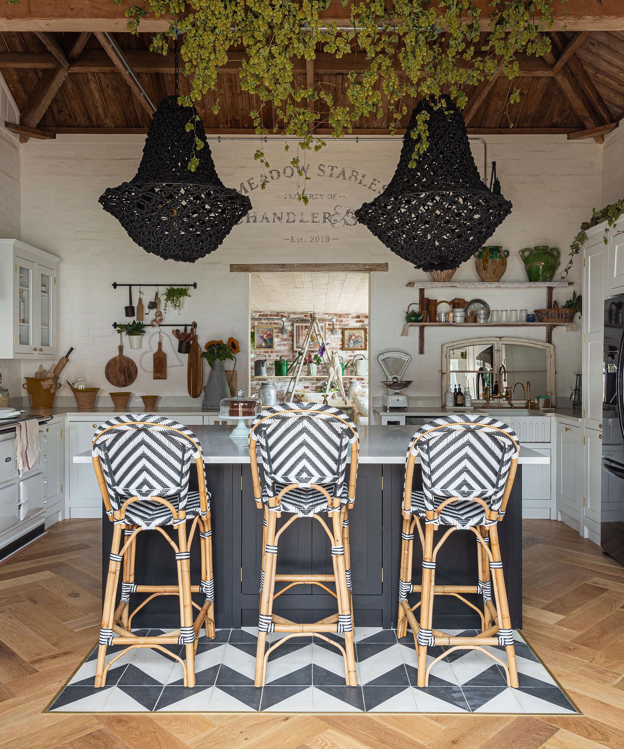 Farmhouse-kitchen-lighting-ideas-7-The-Shaker-Workshop