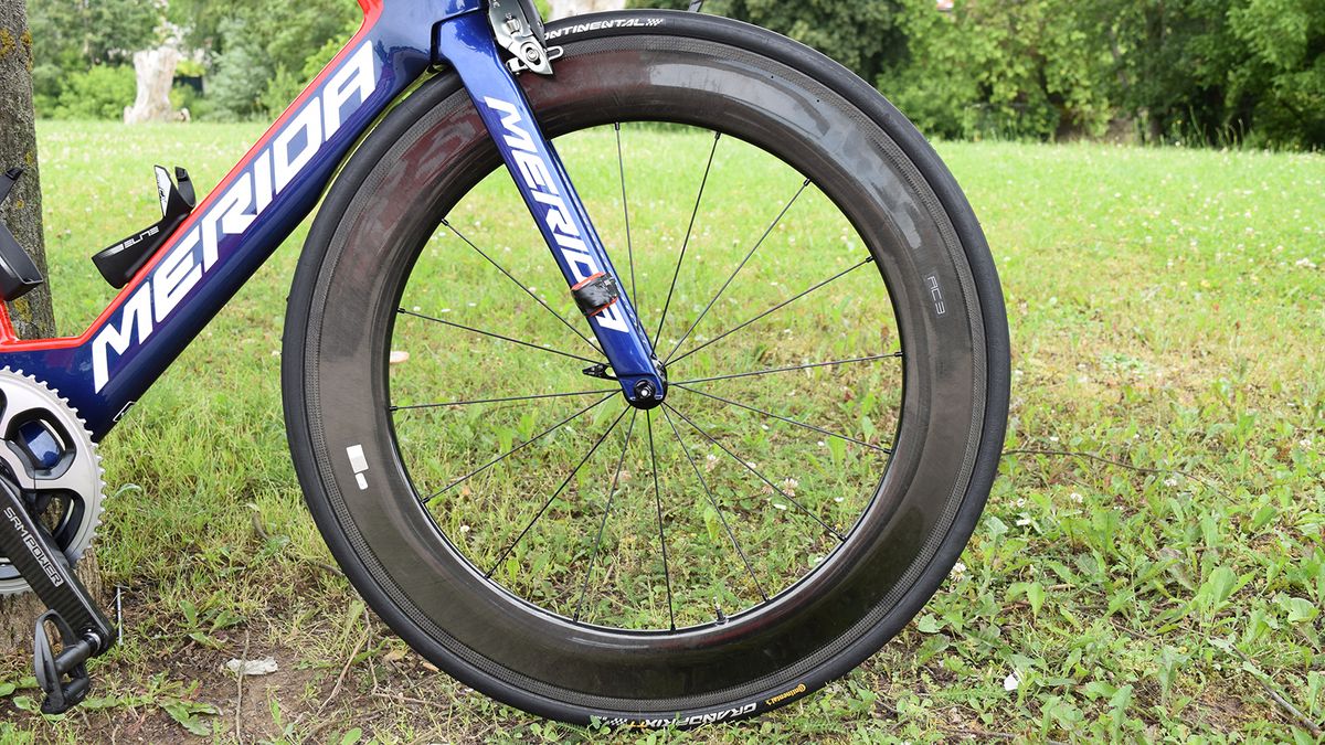 55mm carbon wheels from Fulcrum ensures aerodynamic performance at the front end of the bike