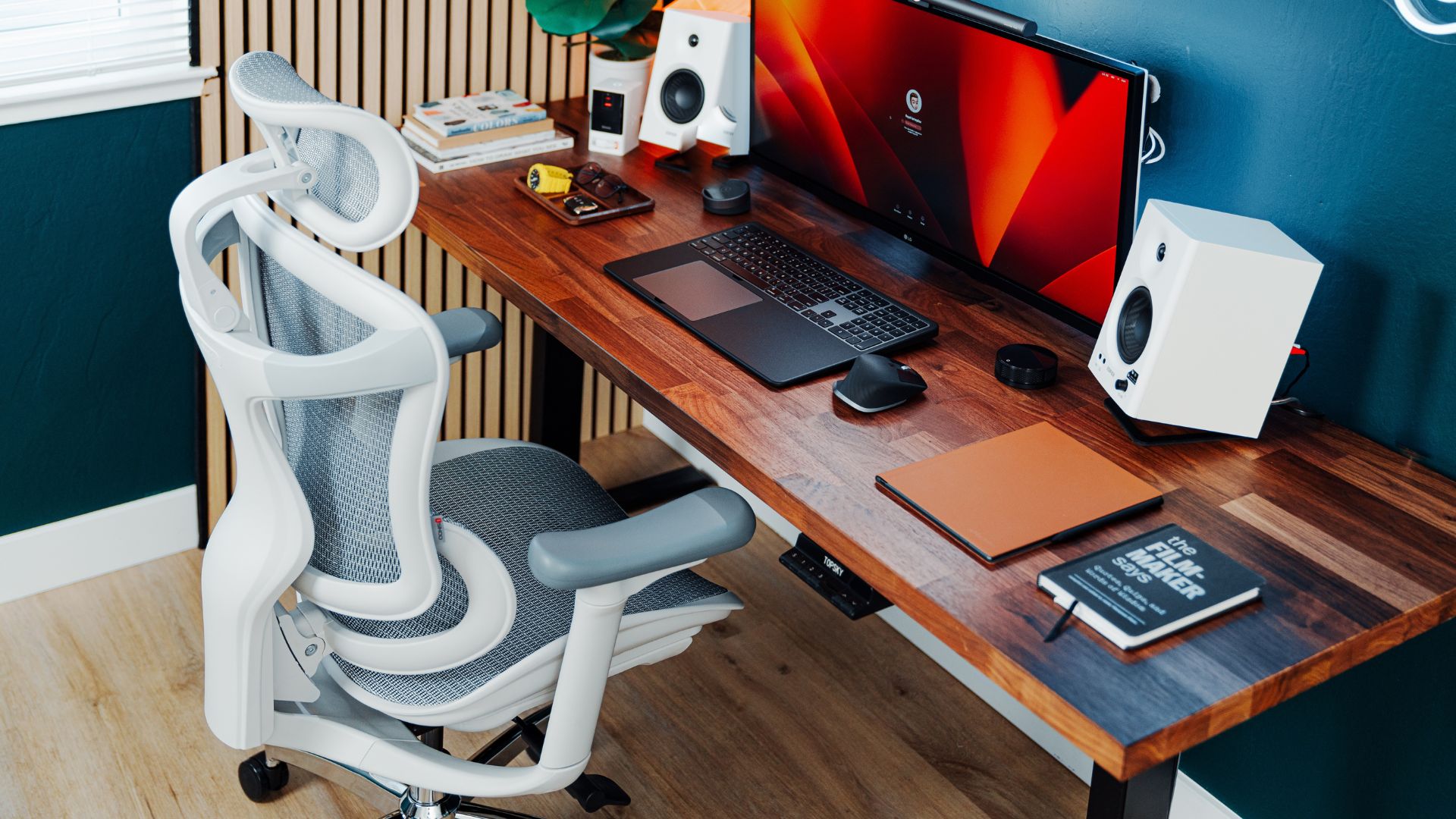 A white Sihoo Doro C300 at a desk