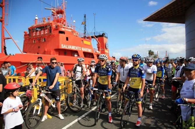 Alberto Contador at the start of the short coastal ride, joined by approximately 20,000 fans
