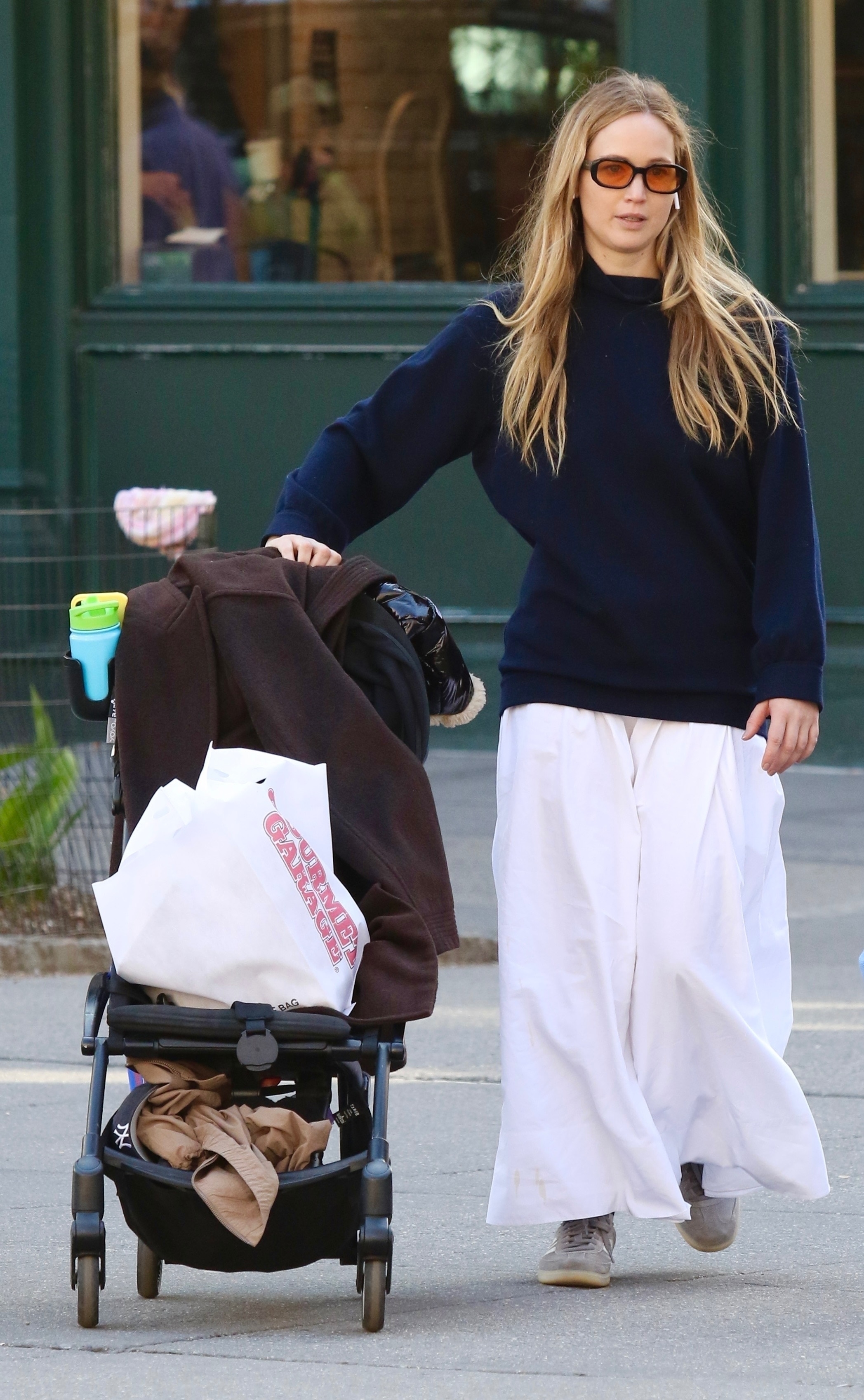 Jennifer Lawrence wears a white skirt.