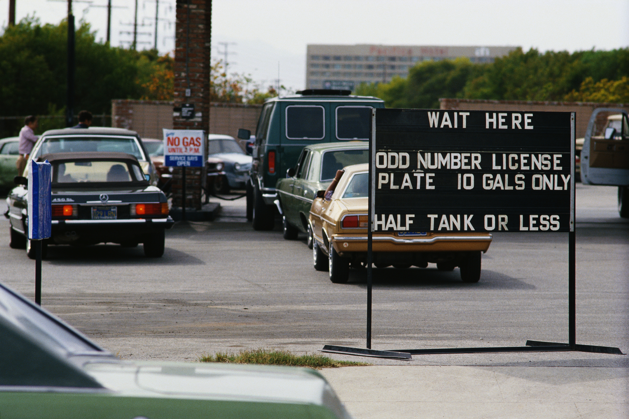 Cars line up for gas during the 1979 fuel shortage in California, USA.