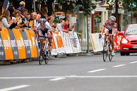 The sprint for the second place - Daniela Pintarelli (Team Uniqa Kuota Graz) and Jacqueline Hahn (Team Radland Tirol).