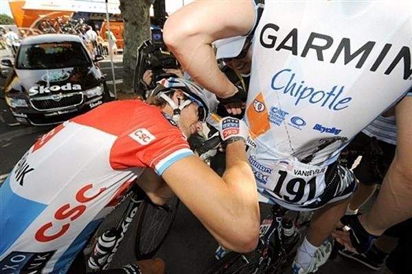 Fr&auml;nk Schleck (CSC-Saxo Bank) checks the secret Garmin GPS devices.