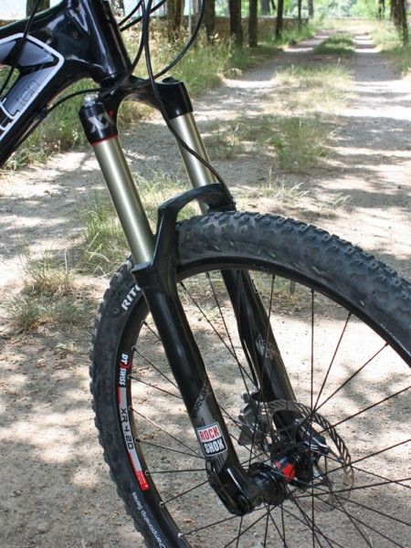A 20mm thru-axle on the RockShox Revelation XX fork provides extra steering precision.