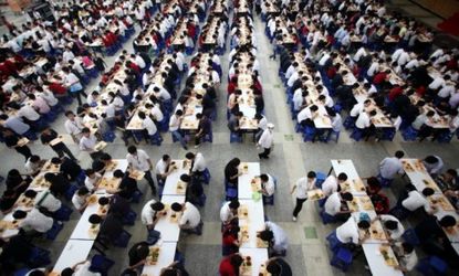 Foxconn employees have lunch in the Shenzhen plant dining hall: Apple has asked the Fair Labor Association to investigate Foxconn's working conditions.